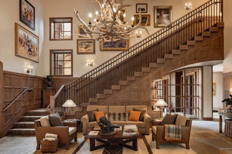 Rusty Parrot Lodge Lobby