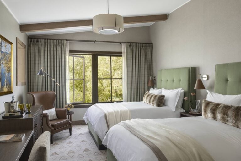 Double Queen hotel room in jackson hole wy