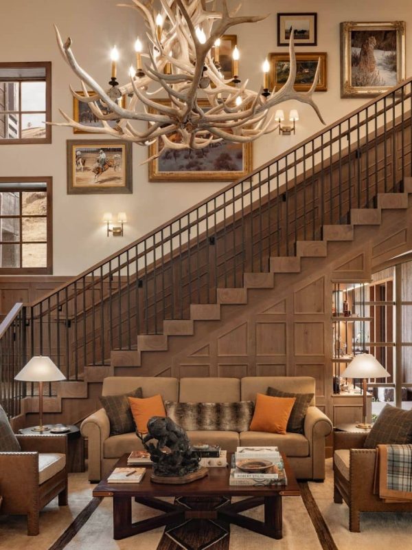 Rusty Parrot Lodge Lobby